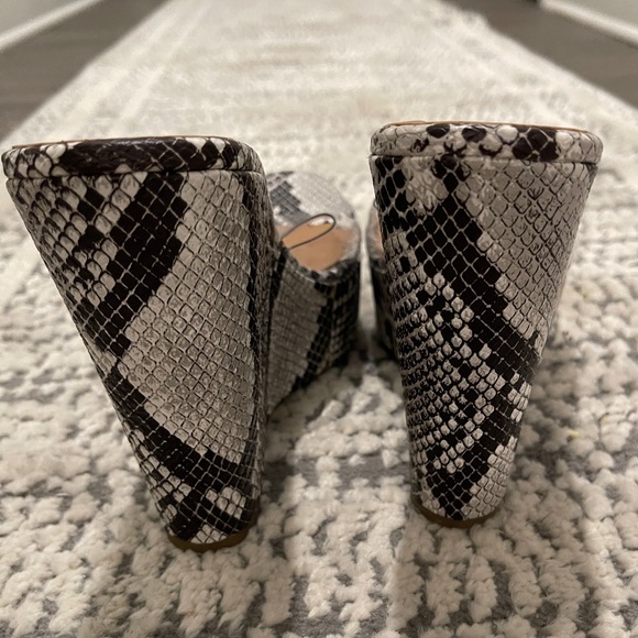 NWOT - Clear & Snake Print Wedges Size -8 - Picture 4 of 4